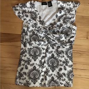 Women’s R.Q.T. Black and white paisley print vneck ruffled blouse. Small